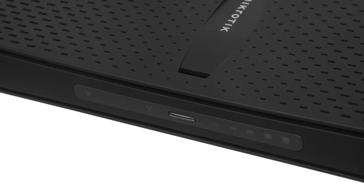 картинка Роутер беспроводной MikroTik hAP ac3 (RBD53IG-5HACD2HND) AC1200 10/ 100/ 1000BASE-TX черный от магазина КомпьютерЦентр