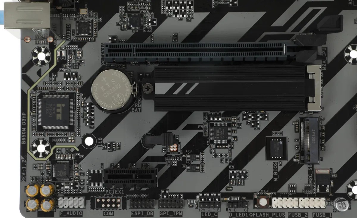 картинка Материнская плата Gigabyte B650M D3HP; 4xDDR5; AM5; AMD B650; 2xM.2; 2.5Gb LAN; 1xHDMI+2xDP, micro-ATX от магазина КомпьютерЦентр