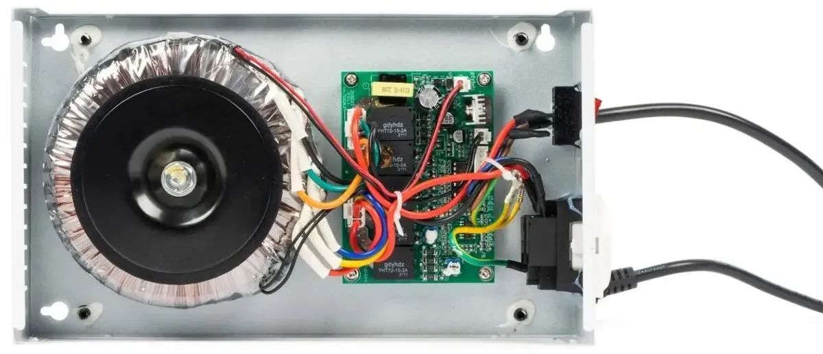 картинка Стабилизатор напряжения Бастион Rapan ST-1000 1000ВА белый 8900 от магазина КомпьютерЦентр