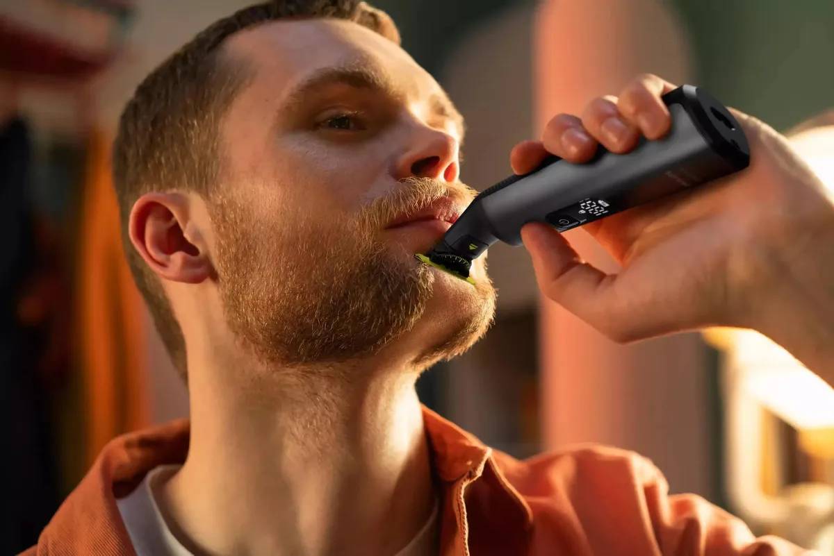 картинка Триммер для бороды и усов Philips OneBlade Pro QP6651/ 61, черный от магазина КомпьютерЦентр