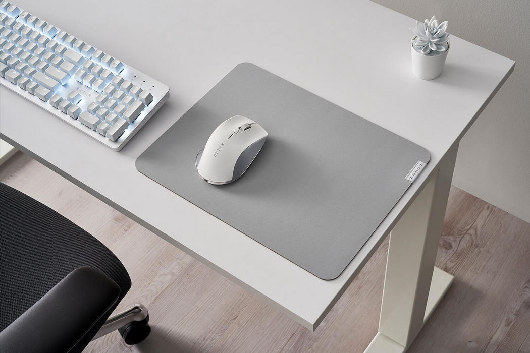 картинка Коврик для мышки Razer Pro Glide Soft Mouse Mat (RZ02-03331500-R3M1) от магазина КомпьютерЦентр