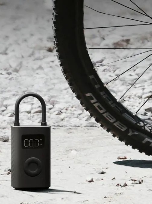 картинка Насос портативный Xiaomi Mijia Portable Electric Air Compressor 2D MJCQB07QWS BHR07SOCN Black от магазина КомпьютерЦентр
