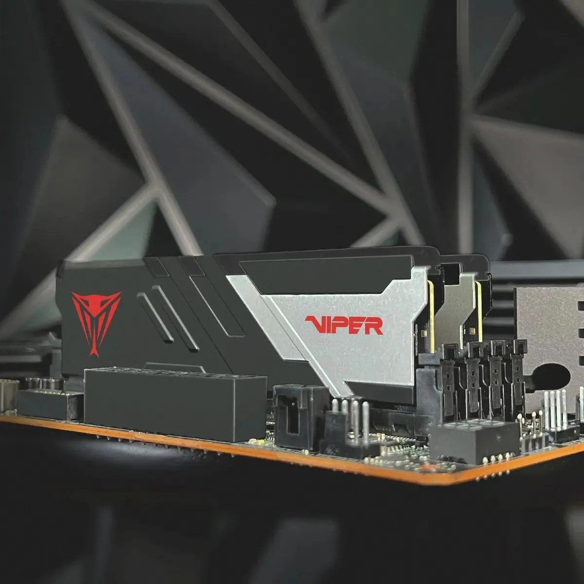 картинка DIMM DDR5 32GB (2x16Gb) 7000MHz PC-56000 Patriot Viper Venom (PVV532G700C32K) Ret от магазина КомпьютерЦентр