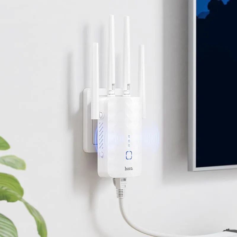 картинка Усилитель Hoco HI35 WiFi4 repeater white от магазина КомпьютерЦентр