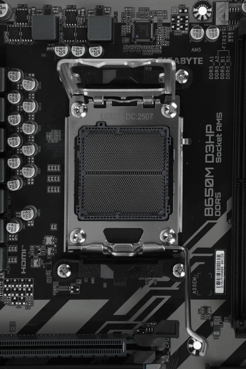 картинка Материнская плата Gigabyte B650M D3HP; 4xDDR5; AM5; AMD B650; 2xM.2; 2.5Gb LAN; 1xHDMI+2xDP, micro-ATX от магазина КомпьютерЦентр