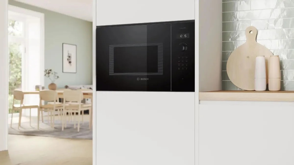 картинка Микроволновая печь встраиваемая Bosch BEL454MB1F 6 Series, черный цвет от магазина КомпьютерЦентр