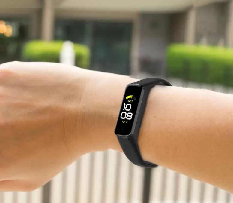 картинка Сменный ремешок браслет MyPads для Samsung Galaxy Fit2 R220 черный от магазина КомпьютерЦентр