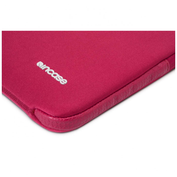 картинка Чехол InCase Neoprene Pro Sleeve Cranberry for MacBook Air 13'' (CL60229) от магазина КомпьютерЦентр