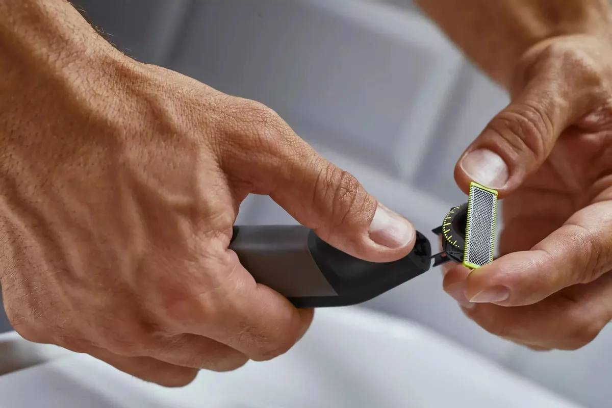 картинка Триммер для бороды и усов Philips OneBlade Pro QP6651/ 61, черный от магазина КомпьютерЦентр