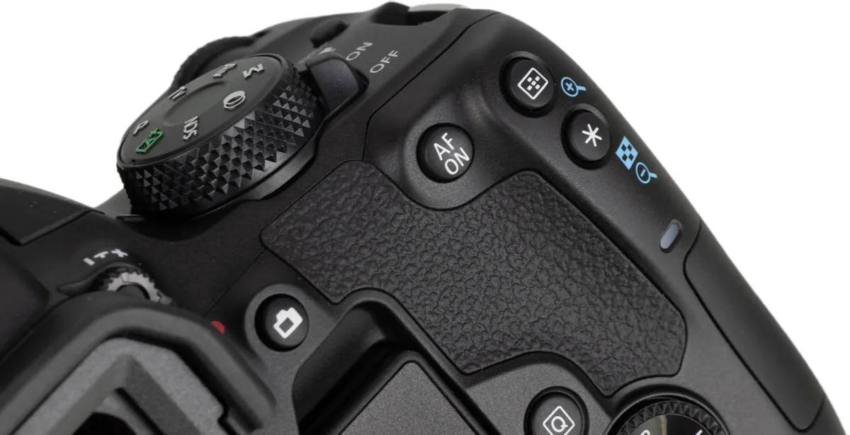картинка Зеркальная камера Canon EOS 850D Body Black от магазина КомпьютерЦентр
