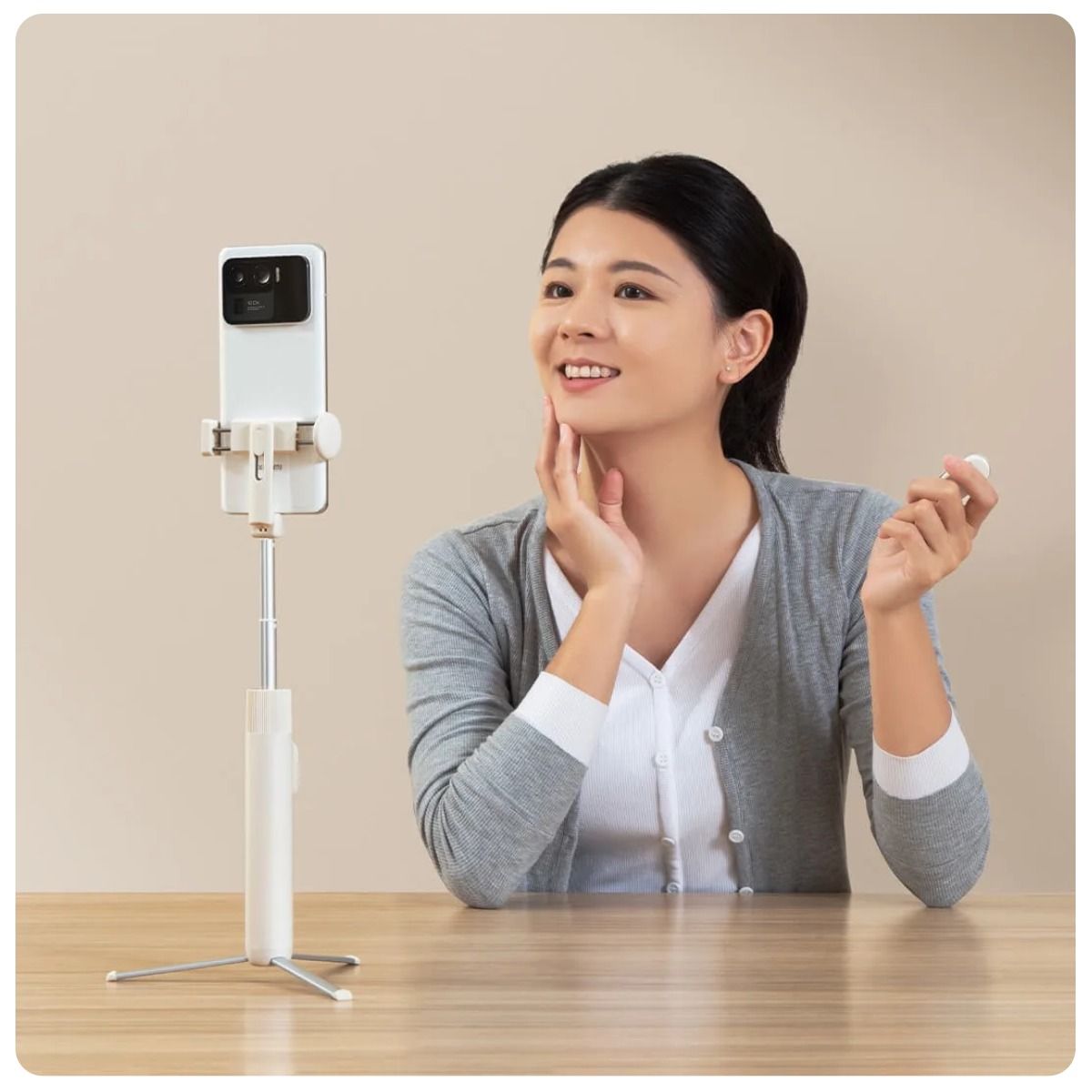 картинка Монопод-трипод Xiaomi Selfie Stick Tripod XMZJZPG02YM Black (BHR9436CN) от магазина КомпьютерЦентр