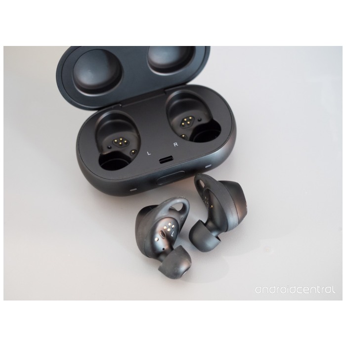 картинка Bluetooth-гарнитура Samsung R140 (Gear IconX 2018) Black (SM-R140NZAASEK) от магазина КомпьютерЦентр