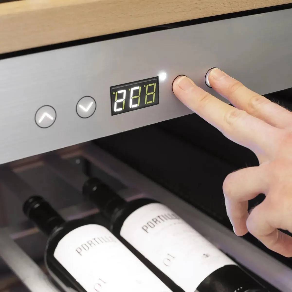 картинка Шкаф винный CASO WineSafe 12 Classic, Серебристый от магазина КомпьютерЦентр