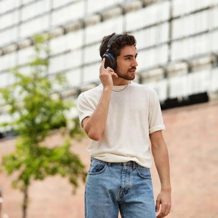 картинка Беспроводные наушники Sennheiser Momentum 4 Wireless Black от магазина КомпьютерЦентр